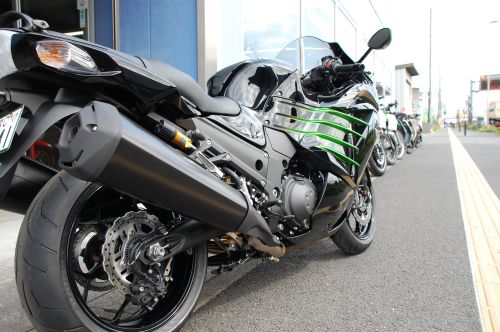 2014Kawasaki ZX-14R オーリンズエディションペイントに入ります